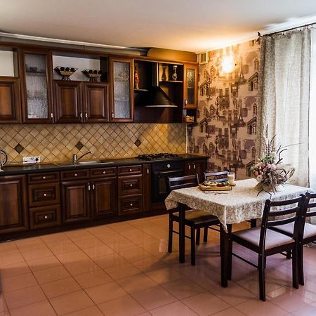 Golden Park Apartments Umanʼ Εξωτερικό φωτογραφία